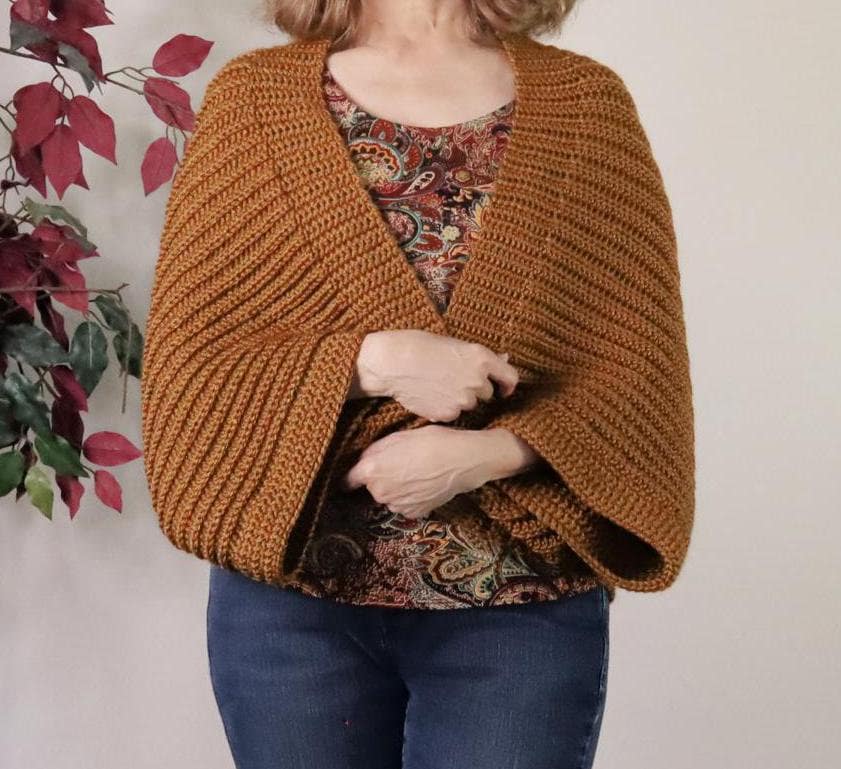 39 Crochet Borders with Lace, Scallops, Frames, and Table Runners 26 Crochet Autumn Shrug Pattern with Self-Forming Border .