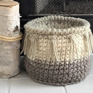 Crochet pattern for fast, easy round crochet basket with fringe. Crochet farmhouse decor. Crochet rustic decor. Housewarming, teacher gift.