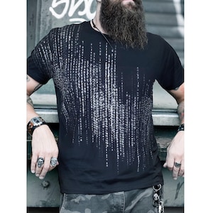 Digital Rain Code Shirt Herren Schwarz, Silbergrauer Print, Cyberpunk Bio-Baumwolle, Dystopische Darkwear, Handbedruckt Berlin