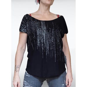 Digital Rain Top Damen Schwarz, Cyberpunk Shirt, Bio-Baumwolle, Dystopian Darkwear, Handbedruckt Berlin, Techno Wear, Coding Gift, Loose Fit