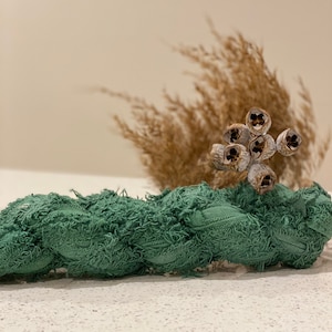 Groene katoenen kroeslinten | Groen, gerecycled katoendons, katoenbruis, weeflinten, kunstgaren, weefbenodigdheden