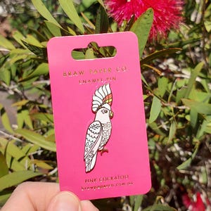 Rosa Kakadu | Emaille Pin | Hard Emaille Pin | Brosche | Anstecknadel | Kakadu | Mistelzweig | Australien | Vogel Geschenke | Pin Sammler