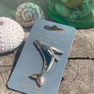 Broche de esmalte de baleia jubarte | Broche de esmalte | Broche de esmalte rígido | Broche de lapela | Baleia jubarte | Presentes do oceano | Broche cloisonné | Azul