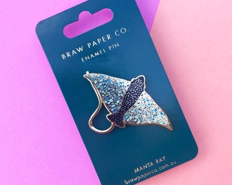 Adlerrochen Emaille Pin | Emaille Pin | Hard Emaille Pin | Pin Brosche | Anstecknadel | Adlerrochen | Ocean Geschenke | Ozean | Meerestiere