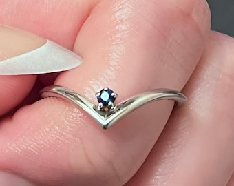 Anello in oro bianco con zaffiro 14k, anello delicato, anello di fidanzamento, anello impilabile, anello con promessa, anello minimalista, anello civettuola, anello da ragazza morbida