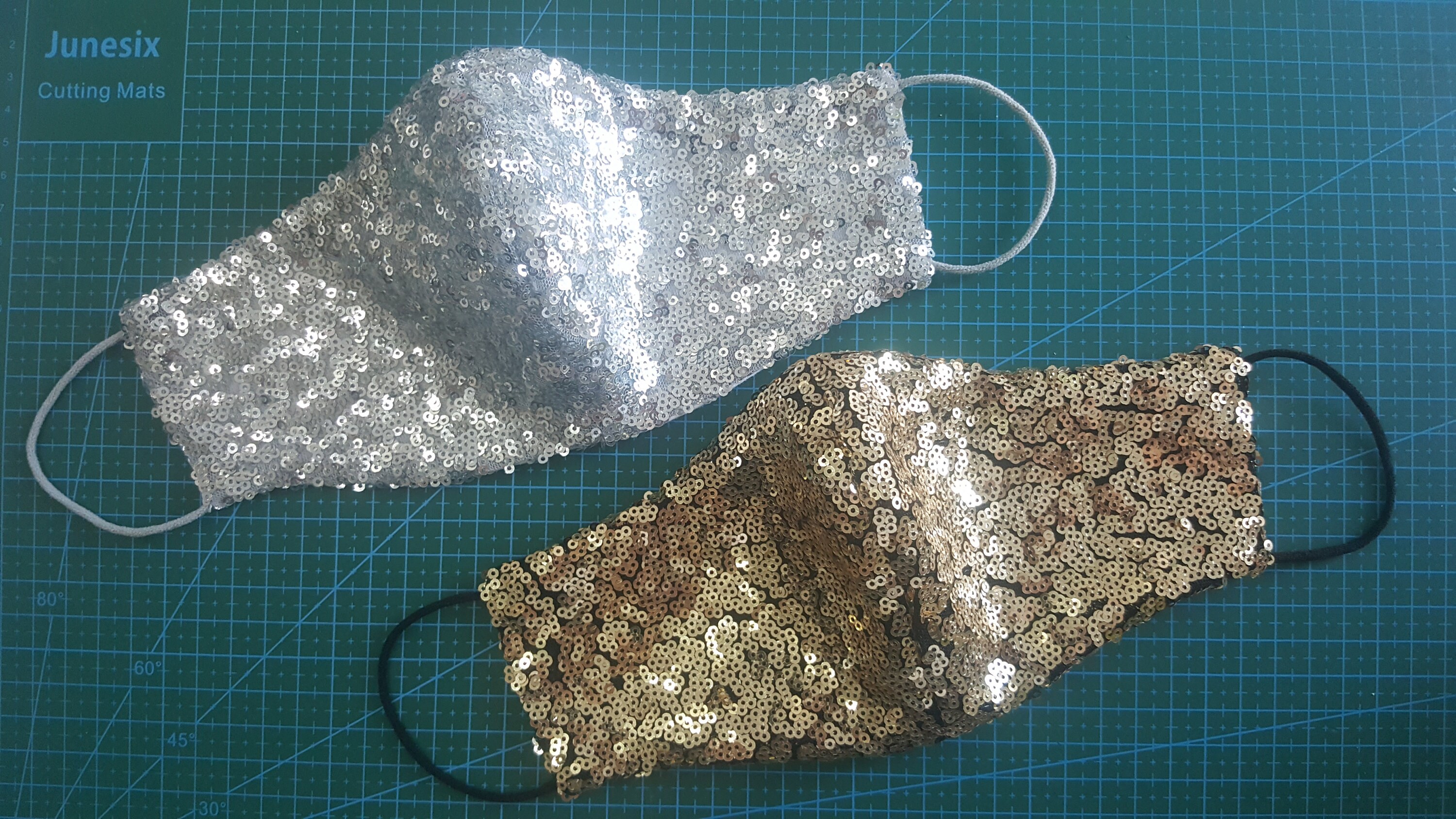 MASCHERA ROSA SCURO CON PAILLETTES E PIUME