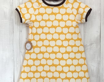 Gr. 122 Jersey Kleid in Gelb mit Apfel-Muster Sommer EmmiundLiv
