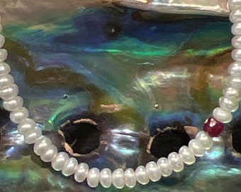 Bracelet délicat de perles d'eau douce avec rubis : argent sterling vermeil