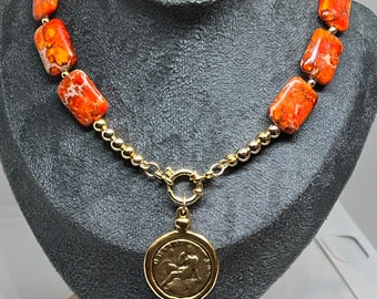 Collier orange varicite : espaceurs plaqués or, pendentif pièce de monnaie ancienne