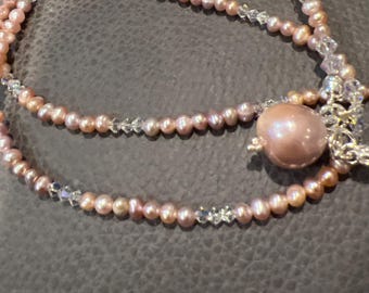 Collier de perles d'eau douce roses : cristaux Swarovski, fermoir en argent sterling