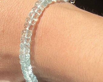 Bracelet pierres précieuses aigue-marine : fermoir crochet en argent sterling, pierre de naissance mars