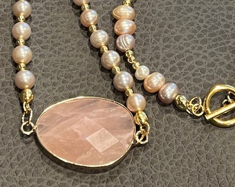 Collier de perles d'eau douce : pendentif en quartz rose, perles dorées