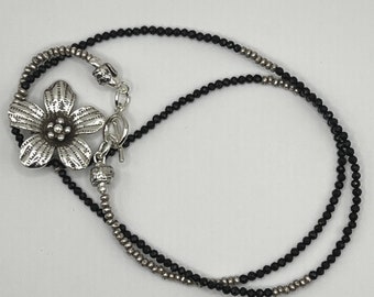 Collier de fleurs en argent sterling Karen Hill Tribe : chaîne de perles en spinelle noir