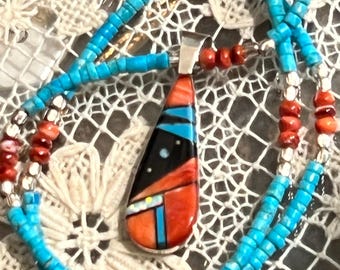 Collier avec pendentif navajo incrusté : turquoise Kingman, huître épineuse, argent Karen Hill
