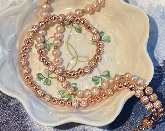 Collier de perles en or rose : perle baroque, fermoir CZ