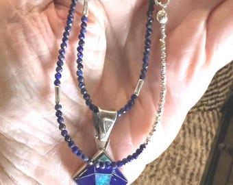 Collier Karen Hill Tribe en lapis-lazuli en argent : pendentif en lapis et opale incrustés de sterling