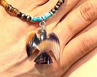 Collier avec pendentif aigle en corne sculptée à la main : wampum, turquoise kingman et argent sterling