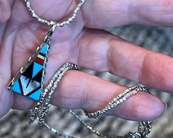 Collier à pendentif en argent sterling incrusté Zuni : corail, turquoise, nacre