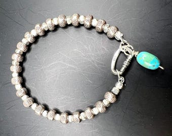 Bracelet Karen Hill Tribe en argent : perles marguerites, breloque turquoise