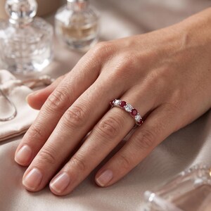 Halv alliansring i sterlingsilver, simulerad rubin-diamant, stapelbar jubileumspresent