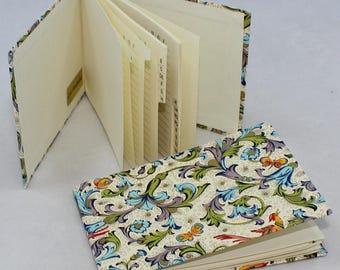 Kleines Adressbuch Florentina Blau, 103 x 73 mm, 32 Seiten, handgebunden, Fadenheftung, florales Papierdesign