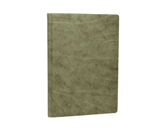 Puede incluir: Un cuaderno verde con una cubierta texturizada.