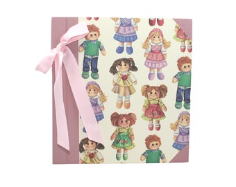 Photoalbum with strap binding and bow Bambolé - printed with colorful dolls