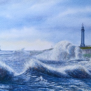 Może przedstawiać: Akwarela przedstawiająca latarnię morską na skalistym wybrzeżu z rozbijającymi się falami. Niebo jest jasnoniebieskie z białymi chmurami. Latarnia morska jest wysoka i biała z czarnym wierzchołkiem. Fale rozbijają się o skały i tworzą rozprysk wody.