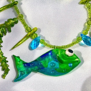 Collier Unter Wasser Unikat modellierter Fisch mit Algen und Seegras handbemalt türkis-grün
