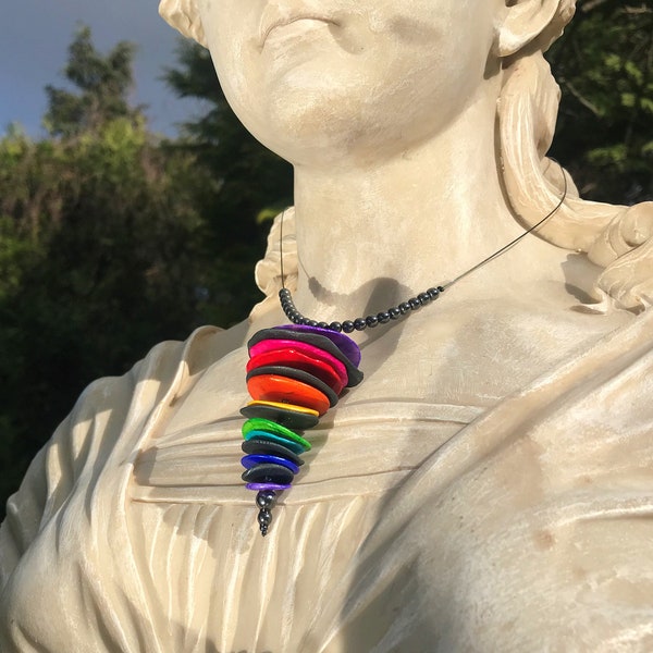 Halskette PALETTE Unikat Regenbogenfarben-schwarz modellierte Scheiben handbemalt dünne Plättchen Farbenspiel mit HämatitperlenHals