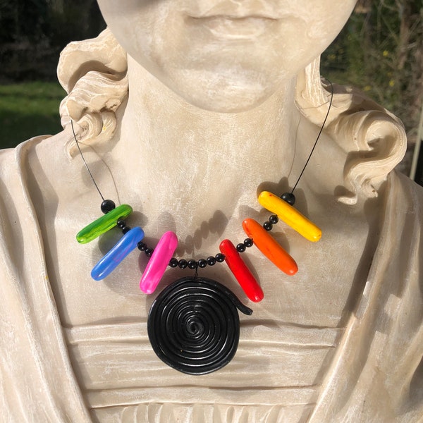 Collier escargot réglisse avec bâtonnets colorés modelés bonbons réglisse et escargot réglisse peint à la main coloré noir