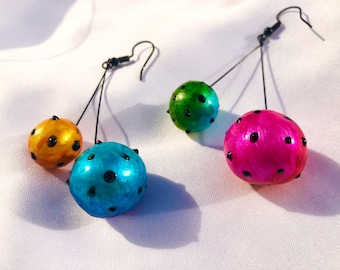 Boucles d’oreilles Boules uniques modelées boules ludiquement peintes à la main coloré-noir