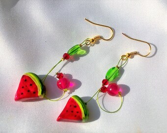 Boucles d'oreilles pendantes melon morceaux de fruit de melon été modelé en pâte polymère peinte à la main fidèle à la réalité