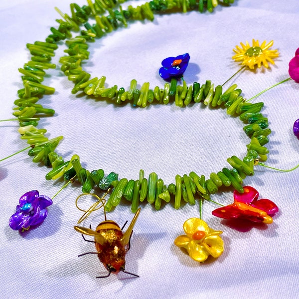 Collier Wiesenglück Korallenkette grün mit 8 modellierten kleinen Blüten, einer Biene und einem Schmetterling