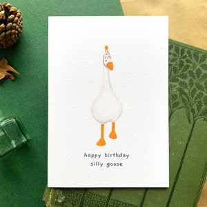 Cartão de aniversário de ganso engraçado, cartão de felicitações de jogo de ganso sem título, cartão de animal fofo em branco por dentro, cartão de ganso com chapéu de festa e animalzinho especial