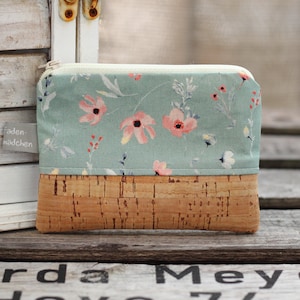 Kleines Schlüsseletui BREA aus Kork und Baumwolle in grün mit Blütenmuster in rosa Mini-Geldbörse Schlüsseltasche Schlüsseltäschchen