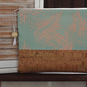 Kosmetiktasche L Kork Palmen mint,  beige Korktasche mit Holzperle, Reisetäschchen Kork, Urlaubstasche, Geschenk für Reise, Pastelltasche