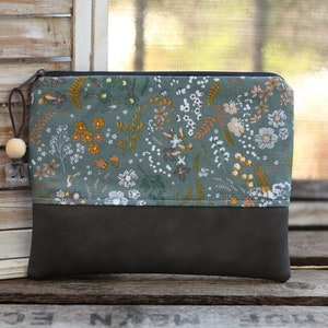 Kosmetiktasche M YOKO Blumen grün Kunstleder grau mit Holzperle Schminktasche Täschchen