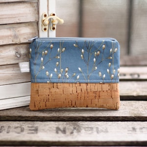 Blaue Kosmetiktasche S LINA Kork Zweige Blüten Schminktasche kleines Täschchen Korktasche Portemonnaie Frühling