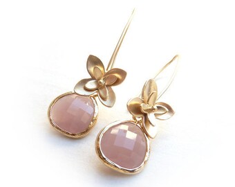 Collection Elegance (S-667a): earrings of matte gold-colored ear hooks with a flower and a matte dark pink triangular pendant