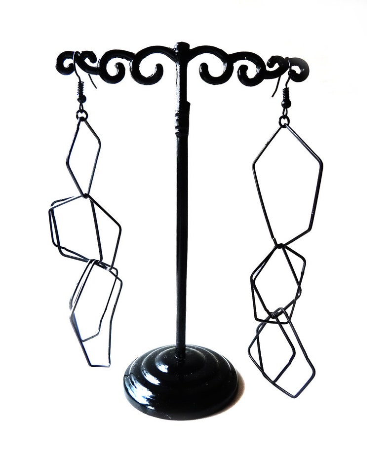 Asymmetrisch lichtgewicht zwart metalen oorbellen in vier en vijfhoekige ornamenten immagine 5