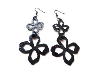 Boucles d'oreilles en métal avec ornements en forme de fleurs noires et crochets d'oreilles noirs