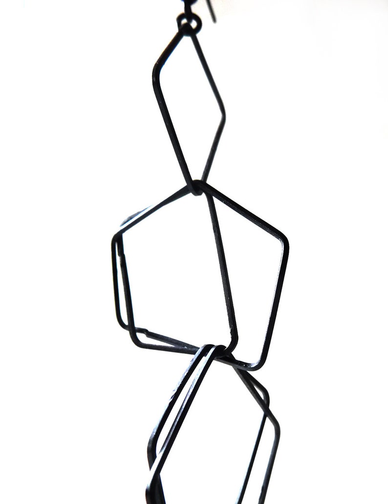 Asymmetrisch lichtgewicht zwart metalen oorbellen in vier en vijfhoekige ornamenten immagine 3