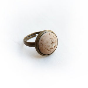 Cabochon-collectie ‘polaris’ bronskleurige ring met een steenachtige beige Polaris acrylcabochon (S-813b)