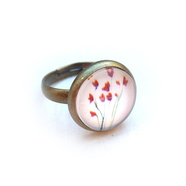 Bague réglable Flower power avec un cabochon en verre de coquelicots rouges sur fond blanc