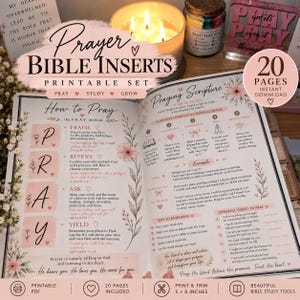Może przedstawiać: Otwarta książka z wkładkami do Biblii z motywami kwiatowymi i tekstem, w tym How to Pray, metodą P.R.A.Y. oraz Praying Scripture. Strony zawierają instrukcje i wersety, a ich wymiary wynoszą 12,7 na 20,3 cm.