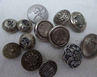 13 boutons en métal, argent