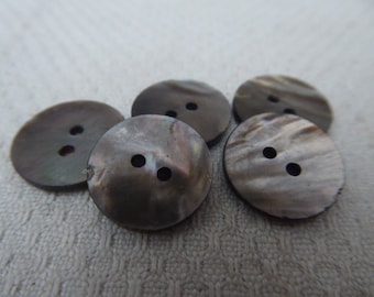 5 mother-of-pearl buttons, 1.6 cm