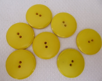 7 large buttons, yellow, 3 cm