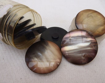 7 large mother-of-pearl buttons, 3.8 cm